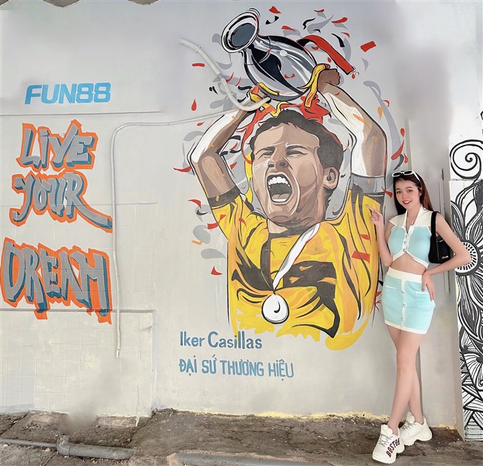 Casillas “trở lại” với bóng đá, Fans Việt nô nức checkin cùng thần tượng