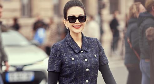 “Nữ hoàng ảnh lịch” Diễm My dạo phố Paris đón tuổi 60