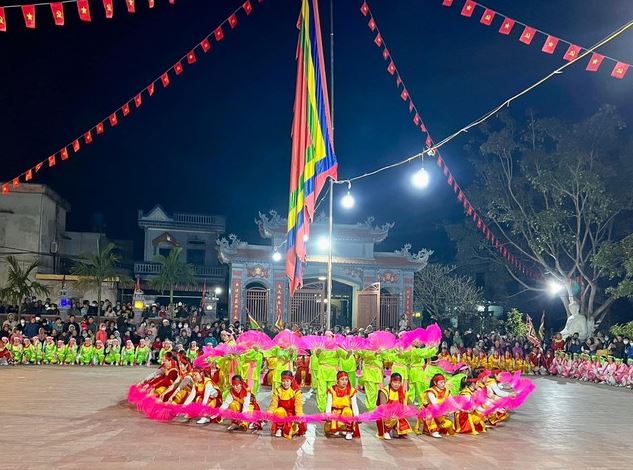 Độc đáo Lễ hội kéo chữ