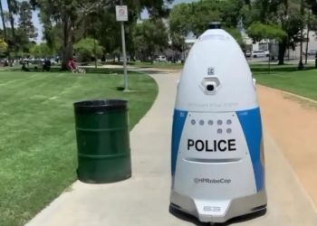 Robot vệ sĩ bị xua đuổi, gặp nhiều sự cố