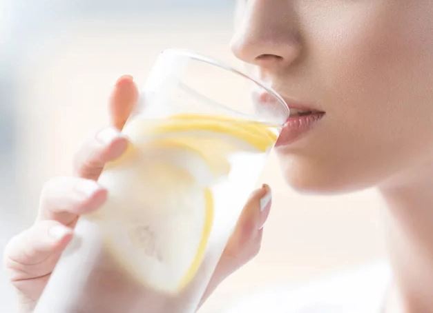 30 ngày uống nước chanh đều đặn, cơ thể tôi có 5 thay đổi không ngờ