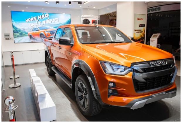 Cạnh tranh với ‘vua doanh số’ Ford Ranger, nhiều xe bán tải ồ ạt giảm giá