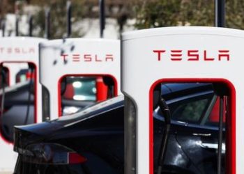 Thỏa thuận lịch sử trong ngành xe điện: Tesla đầu tư trạm sạc rồi cho đối thủ dùng chung