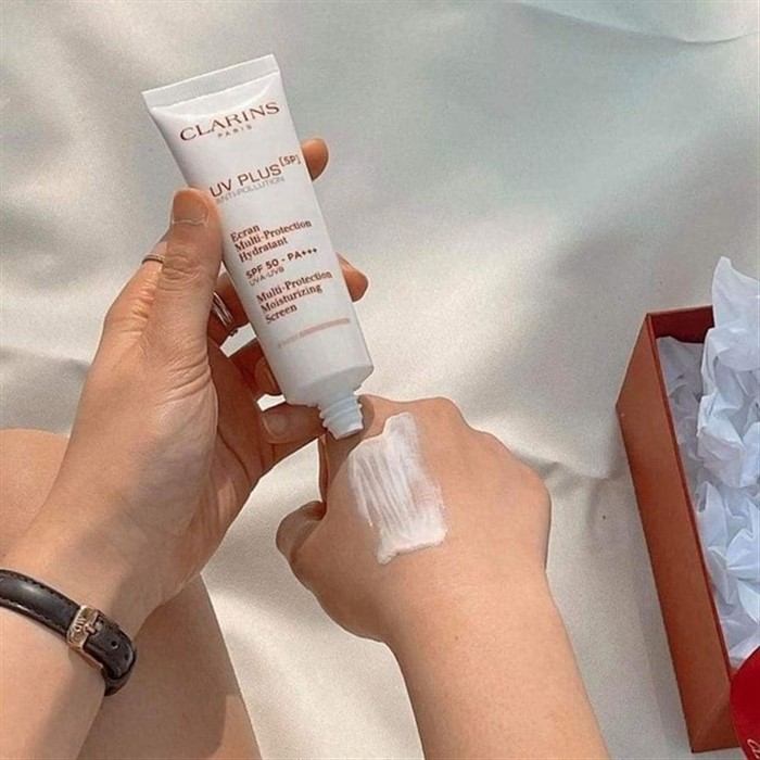 Vợ tiểu thư của Đoàn Văn Hậu chia sẻ về 4 sản phẩm kem chống nắng “chân ái”: Chăm bảo vệ thế này bảo sao da dẻ nàng đẹp mê
