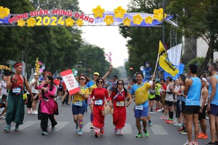 Hàng Ngàn Người Chạy Bộ Và Mở Đầu Năm Mới 2024 Cùng HCMC MARATHON