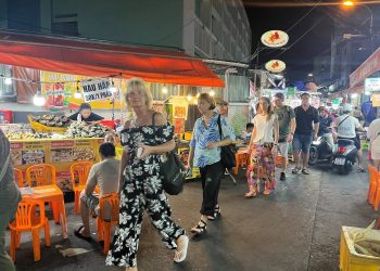 Phố đêm ẩm thực tại TP.HCM: Vẫn chỉ là phố “ăn uống”