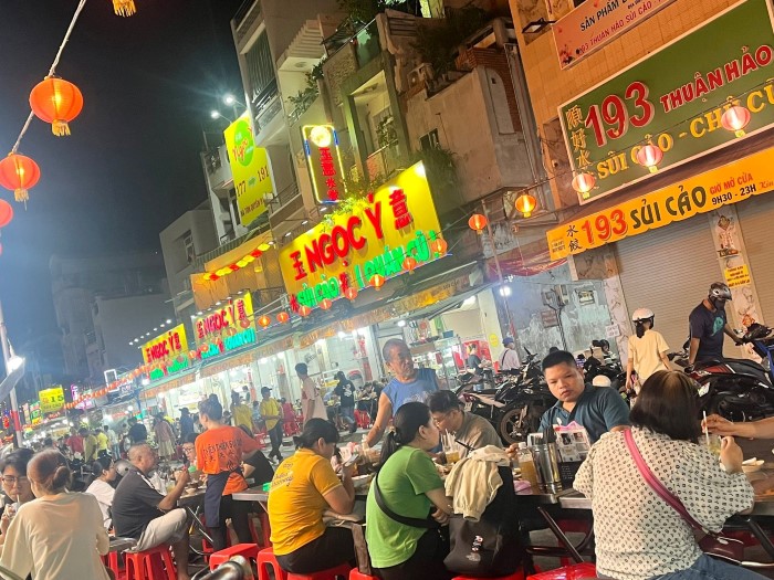 Phố đêm ẩm thực tại TP.HCM: Vẫn chỉ là phố “ăn uống”