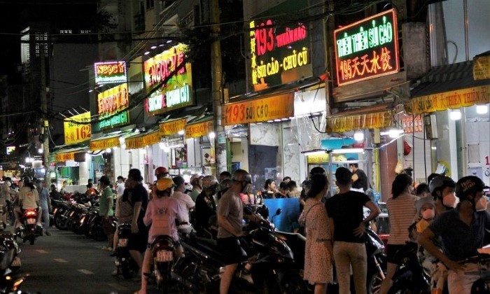 Phố đêm ẩm thực tại TP.HCM: Vẫn chỉ là phố “ăn uống”