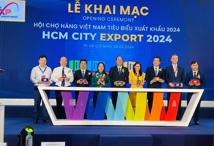 Nhiều đoàn khách quốc tế đã có mặt từ sớm để tham quan các gian hàng tại Hội chợ Hàng Việt Nam Tiêu biểu Xuất khẩu năm 2024