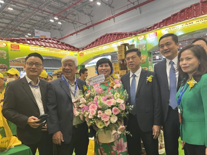 Nhiều đoàn khách quốc tế đã có mặt từ sớm để tham quan các gian hàng tại Hội chợ Hàng Việt Nam Tiêu biểu Xuất khẩu năm 2024