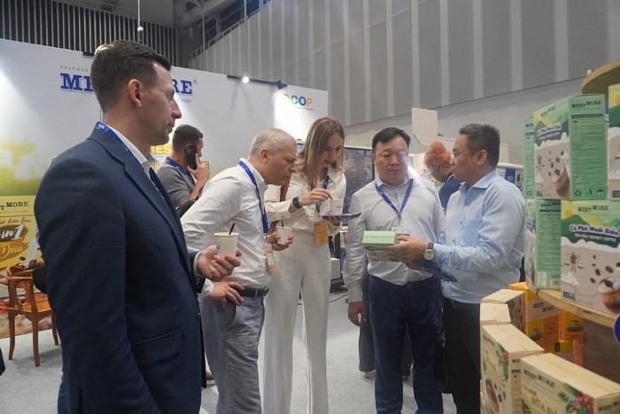 Nhiều đoàn khách quốc tế đã có mặt từ sớm để tham quan các gian hàng tại Hội chợ Hàng Việt Nam Tiêu biểu Xuất khẩu năm 2024