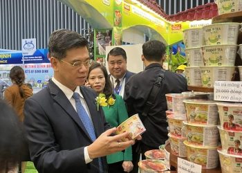 Nhiều đoàn khách quốc tế đã có mặt từ sớm để tham quan các gian hàng tại Hội chợ Hàng Việt Nam Tiêu biểu Xuất khẩu năm 2024