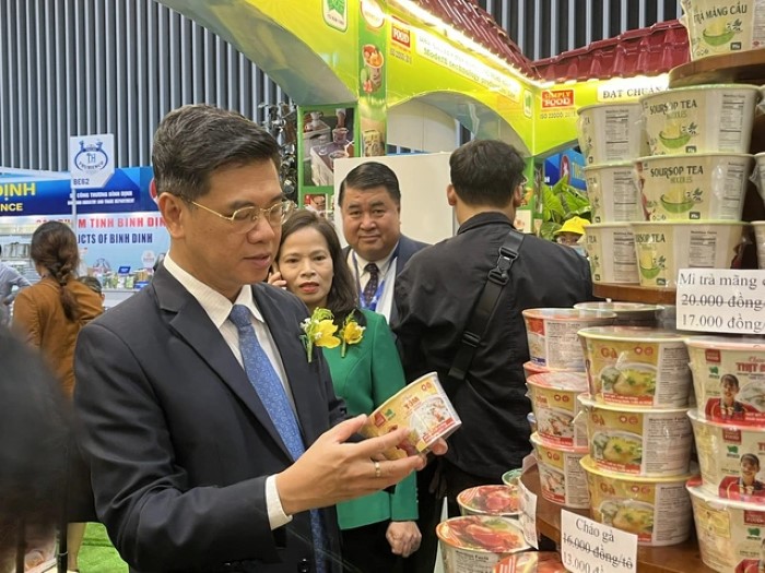 Nhiều đoàn khách quốc tế đã có mặt từ sớm để tham quan các gian hàng tại Hội chợ Hàng Việt Nam Tiêu biểu Xuất khẩu năm 2024