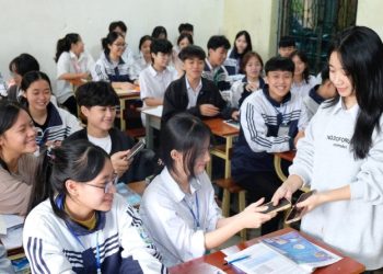 Mạnh tay với điện thoại trong giờ học để… bảo vệ học sinh
