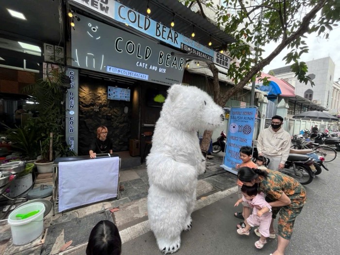 Quán đồ uống cho người hướng nội, không cần giao tiếp, bán nước qua lỗ thủng trên tường: “Không đơn vị thi công nào hiểu ý tưởng”