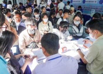 Điểm chuẩn nhiều ngành cao chót vót, vì sao?