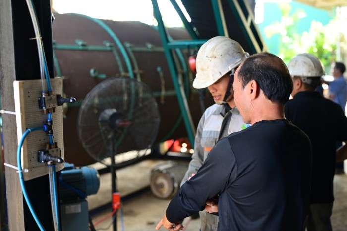 Đội ngũ kỹ thuật hướng dẫn người dân cách vận hành lò khí hóa để sấy nông sản