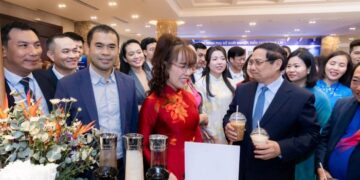 Ghé ‘tiệm cà phê’ của tỷ phú Nguyễn Thị Phương Thảo, Thủ tướng ‘hai tay cầm hai cốc’ mang về: Vứt đi thì lãng phí!