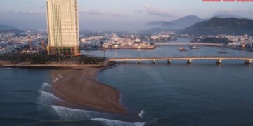 Cồn cát lạ xuất hiện ở cửa biển Nha Trang thu hút du khách tham quan