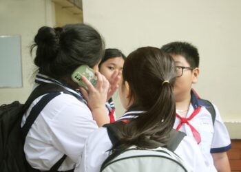 Trường cấm điện thoại, ở nhà cũng cần hạn chế