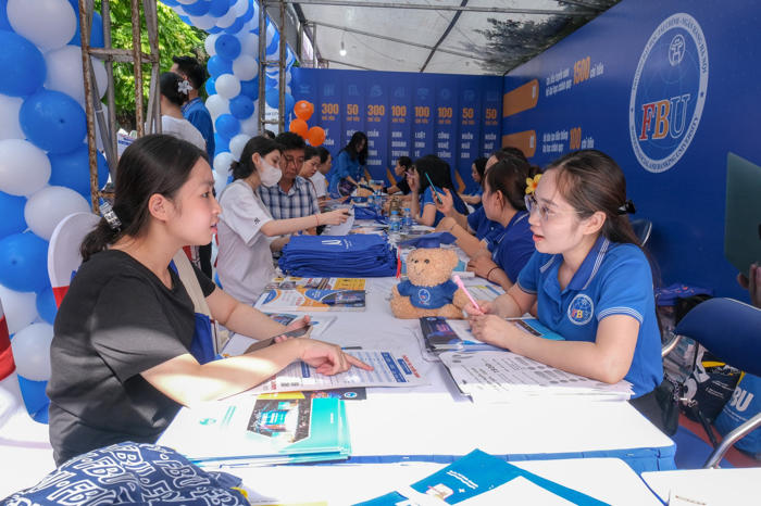 Các trường đại học tư vấn để thu hút tuyển sinh